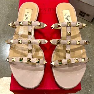 Valentino Garavani Rockstud Slides 7.5 Poudre/nude color.